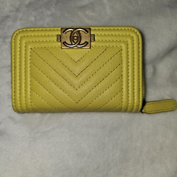 Chanel Zipped Card Holder - Picture 4 of 4
